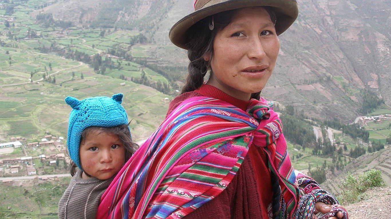 ​Lliclla: origen del colorido manto de las madres peruanas que cargan vidas