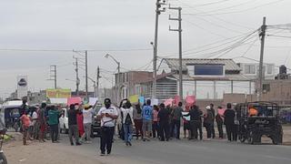 Pobladores de pueblos jóvenes bloquean carretera Chiclayo - Pomalca por paralización de obra