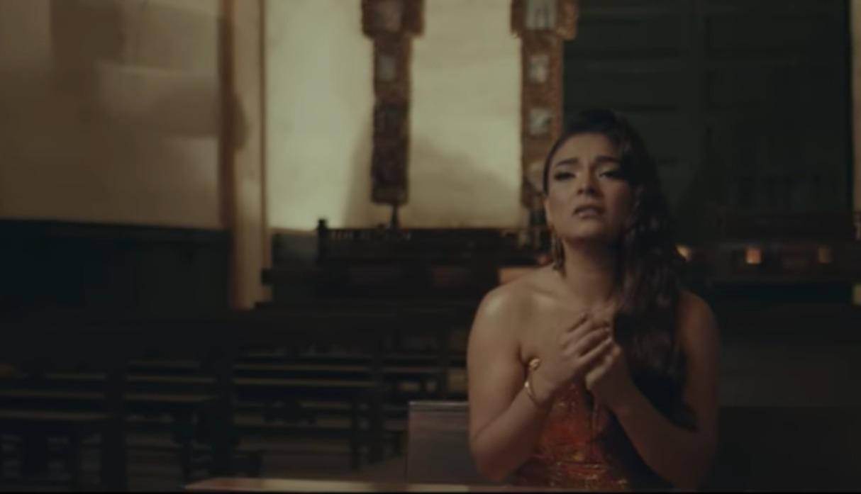 Cielo Torres besa apasionadamente a chico reality en su nuevo videoclip “Nunca es suficiente” (Foto: captura YouTube)
