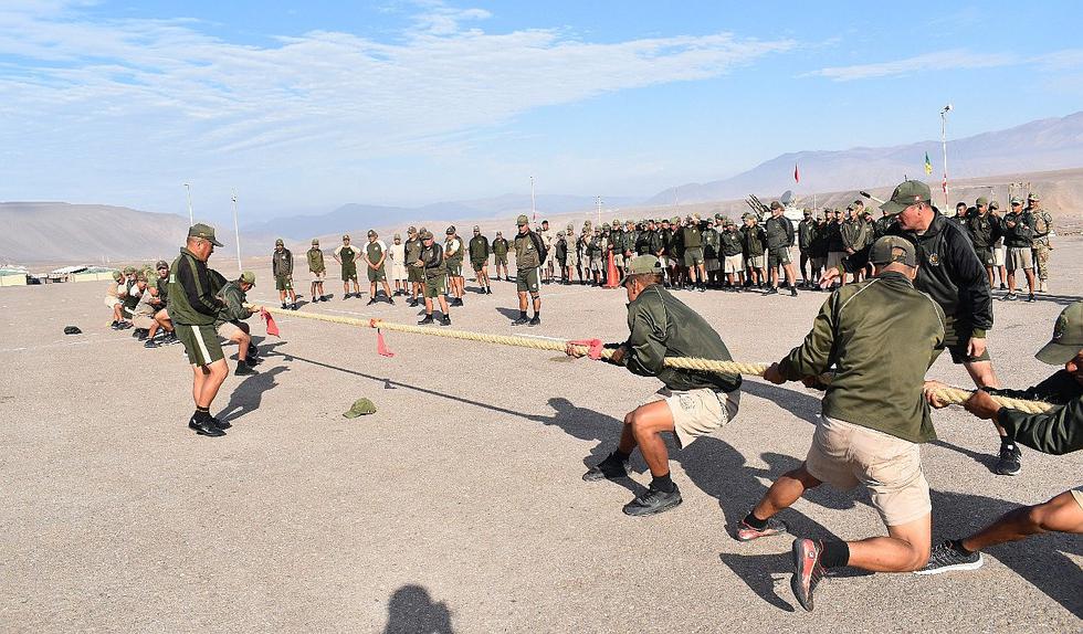 Soldados egresan de cuartel Fuerte Arica compartiendo "rancho" con sus padres y jefes del Ejército