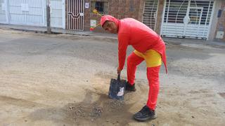 “Chapulín trujillano” se gana la vida tapando huecos de pistas destrozadas en la ciudad