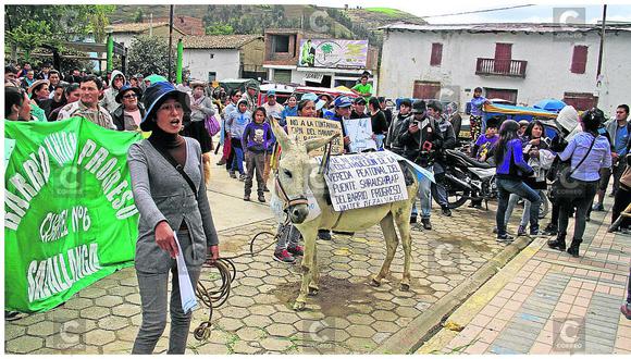 ​A "huevazos", con pancartas y un burro protestan en Sapallanga (VIDEO)