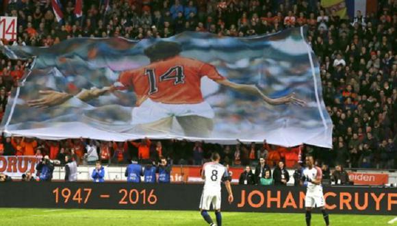 Holandeses rinden homenaje al "futbolista total" Johan Cruyff (VIDEO)