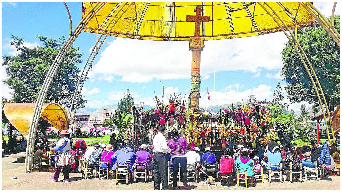 ​Hinchas rezan por Paolo Guerrero ante cruz de piedra en Huancayo