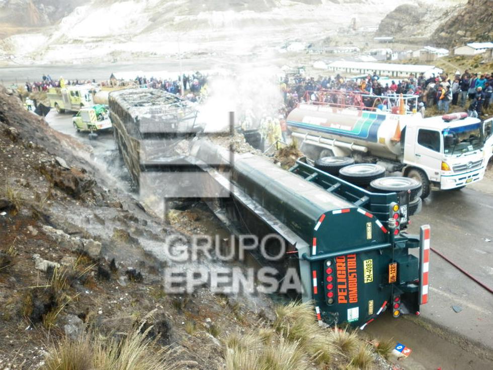 Así quedó el bus incendiado tras el choque con cisterna (FOTOS)