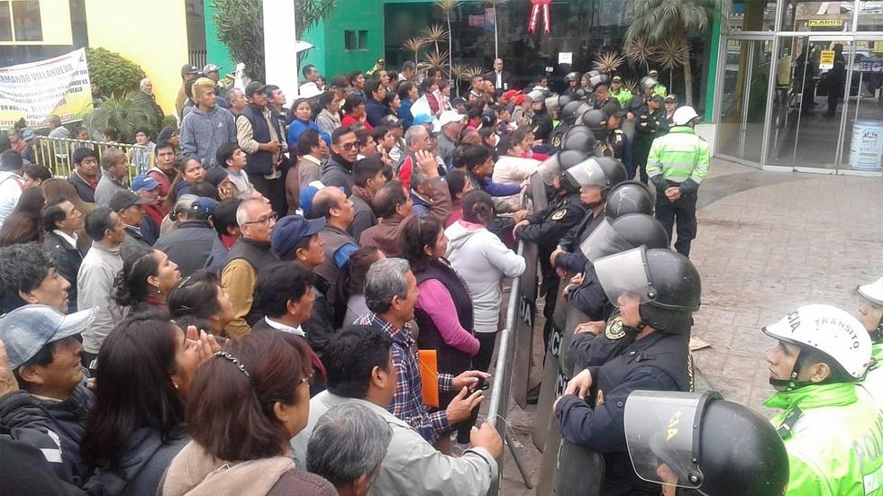 Vecinos protestan en el frontis de la Municipalidad de Los Olivos por cobro de arbitrios (FOTOS)