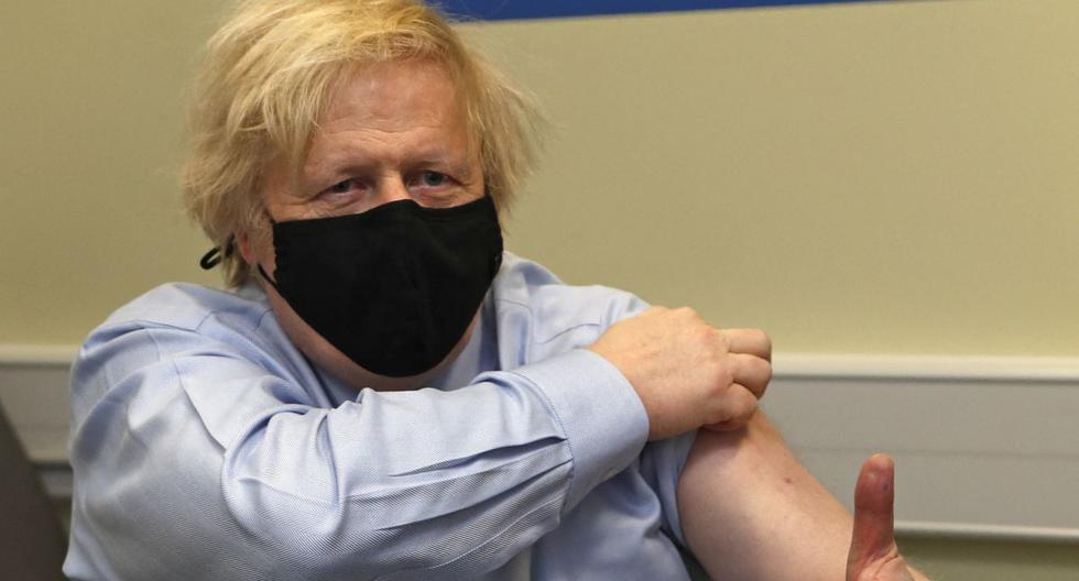 El primer ministro británico, Boris Johnson, hace un gesto con el pulgar hacia arriba después de recibir una dosis de la vacuna AstraZeneca / Oxford  en Londres, el 19 de marzo de 2021. (Frank Augstein / POOL / AFP).
