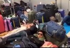 Peruanos permanecen varados en aeropuerto de Miami