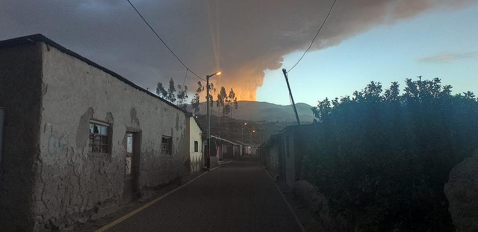 Volcán Ubinas: humareda supera los 5000 metros de altura y se registran explosiones (FOTOS)