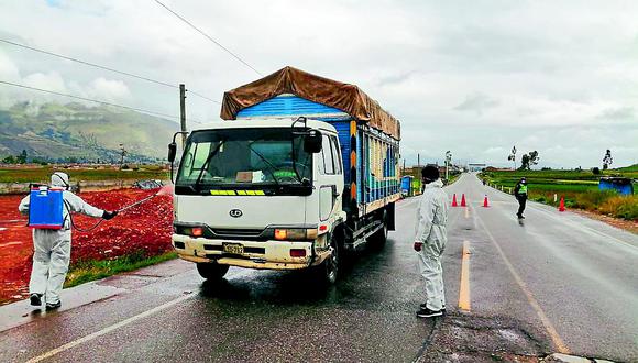 Dirección regional de Transportes fumiga vehículos que llegan a Junín