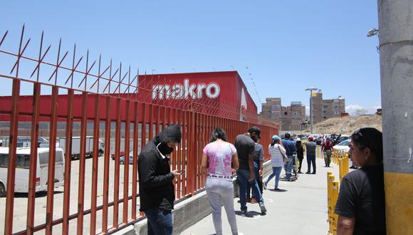 Supermercado Makro, la plataforma Andrés Avelino Cáceres y Río Seco son algunos de los puntos más concurridos para adquirir productos de primera necesidad. (Foto: Correo)