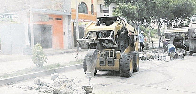 El GRT vuelve a parchar pistas en la avenida Belaunde de A. Araujo