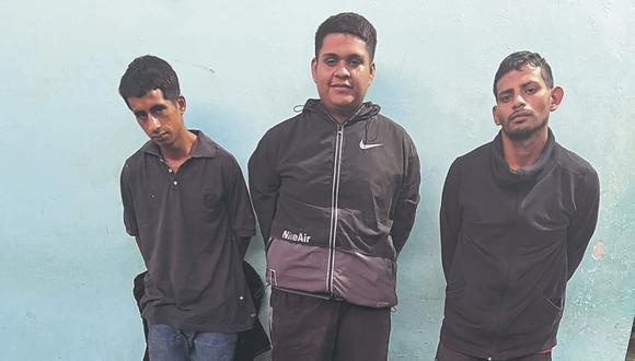 Jean Pierre Girón Nole (21), Junior Stefano López Zárate (22) y Jhon Jordy Alliston Puicón Fernández (24) llevaban dos armas y son sindicados de robar a dos transeúntes.