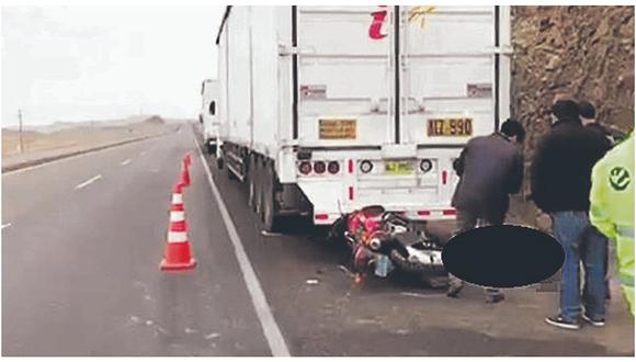 Motociclista pierde la vida tras chocar contra un tráiler 