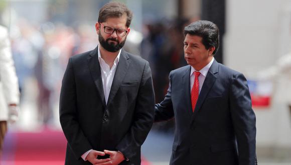 El presidente de Chile, Gabriel Boric (izquierda), y su homólogo peruano, Pedro Castillo (derecha), llegan al palacio presidencial de La Moneda en Santiago, el 29 de noviembre de 2022, durante la visita de Castillo a Chile. (Foto de JAVIER TORRES / AFP)
