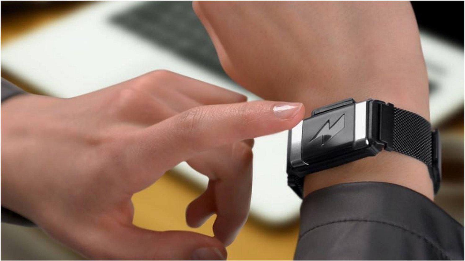 Esta pulsera te da una descarga eléctrica si gastas mucho dinero 