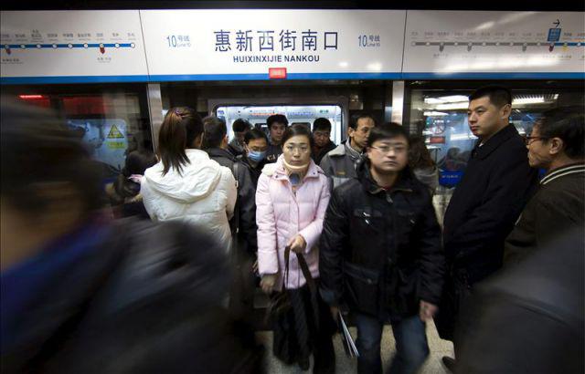 China: Advierten a mujeres no usar minifalda en el metro o autobus