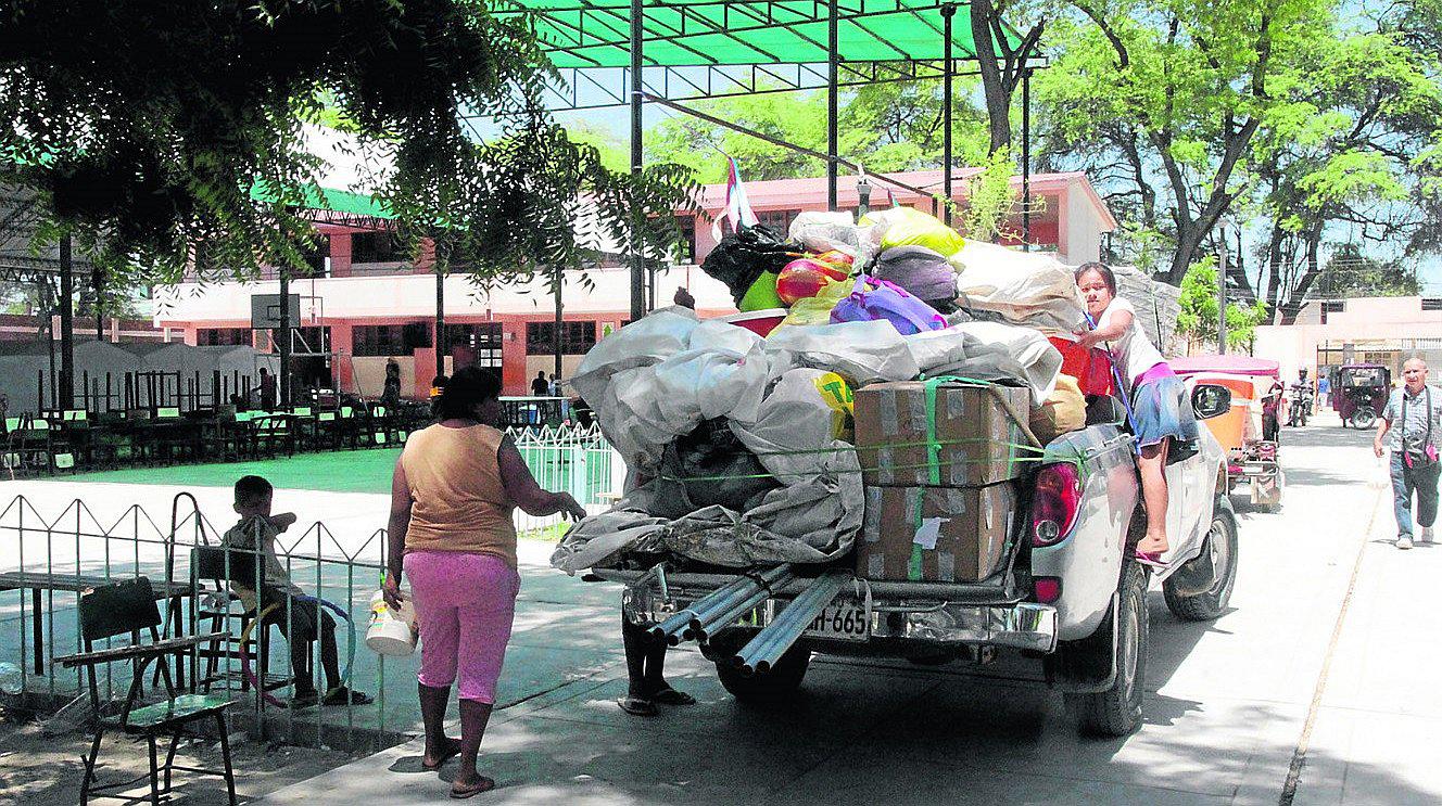 Damnificados, incluso de Catacaos y con bebés, dejan refugios en colegios 