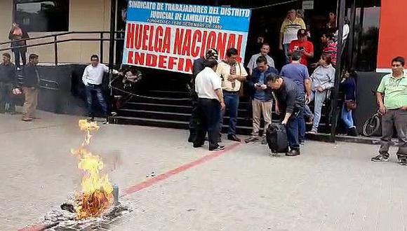 Trabajadores del Poder Judicial queman expedientes en su segundo día de huelga