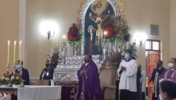 Obispo Marco Cortez Lara oficia la misa en la catedral de Tacna. (Foto: Correo)