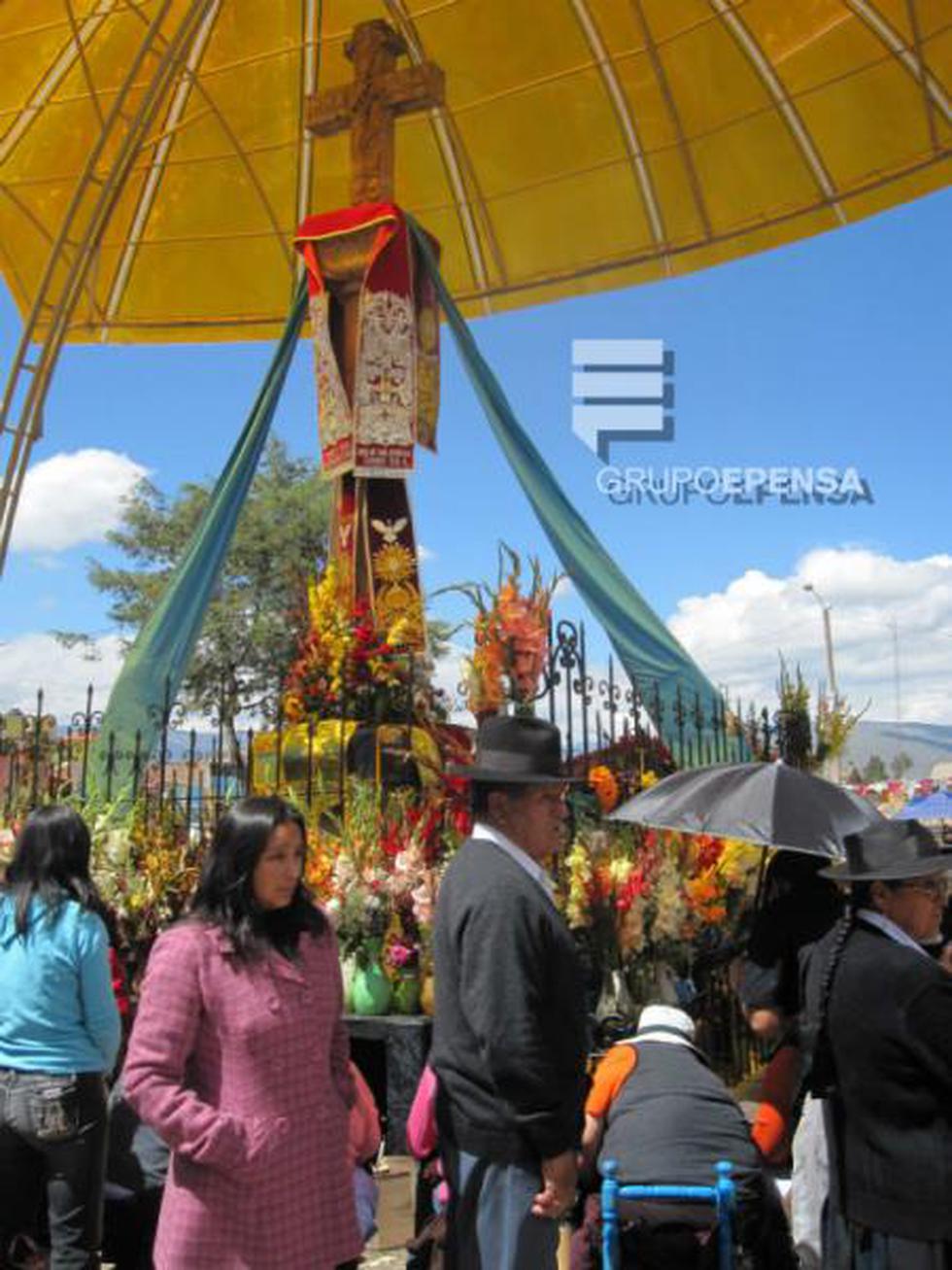 Huancayo: Cientos oran y prenden velas rogando favores al Cani Cruz (FOTOS)