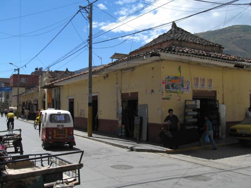 Mala instalación eléctrica podría provocar incendio en centro de abastos