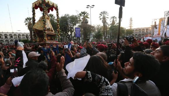 Multitudinaria presencia de los arequipeños recibiendo a la Mamita de Chapi. (FOTO: Leonardo Cuito)