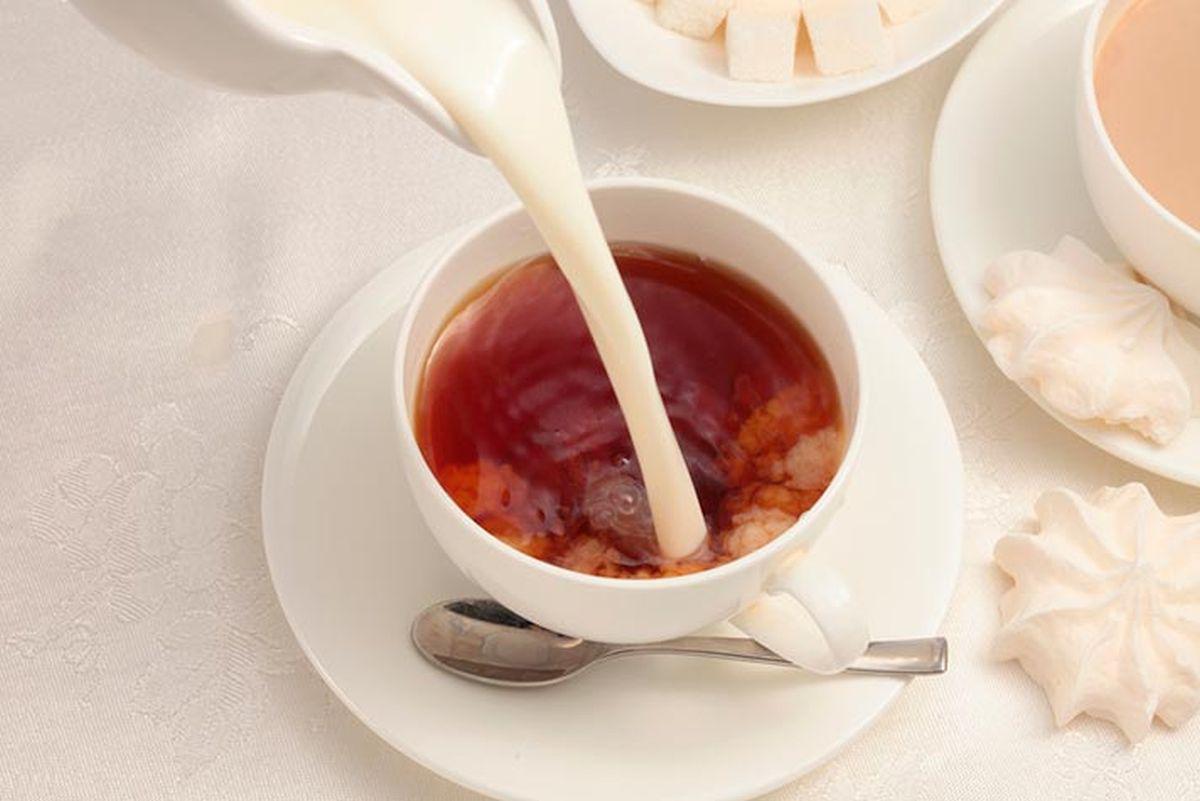 Especialistas aseguran que agregar té con leche no sería la mejor opción, ya que 'acabaría' con los beneficios de ambas bebidas (Foto: Pixabay)