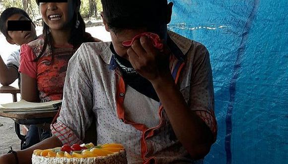 México: Niño llora tras recibir una torta de cumpleaños por primera vez