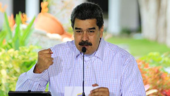 Imagen del folleto difundido por la Presidencia venezolana que muestra al presidente de Venezuela, Nicolás Maduro, hablando durante un mensaje televisado, en el Palacio Presidencial de Miraflores en Caracas. (AFP).