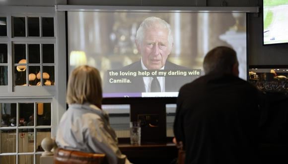 La gente ve el primer discurso televisivo del rey Carlos III como en un pub en el centro de Londres, Gran Bretaña, el 9 de septiembre de 2022. (EFE/EPA/Tolga Akmen).