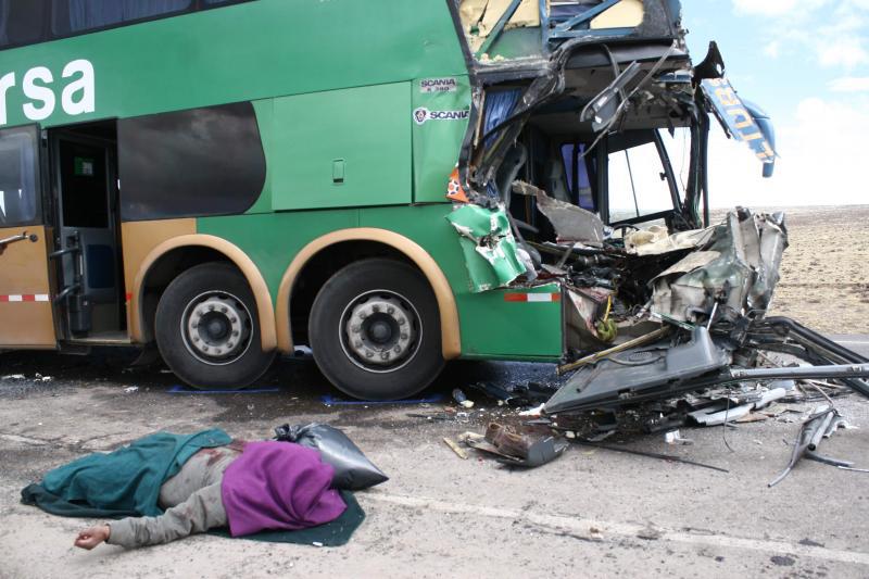 Un muerto deja choque en vía Arequipa - Puno 