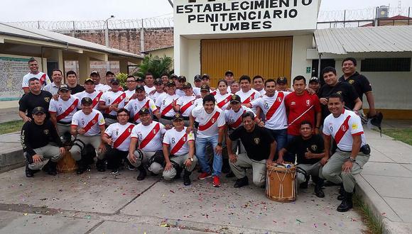 Trabajadores del Inpe en Tumbes alientan a la selección peruana 