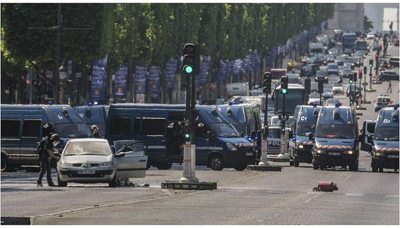 Francia: Vehículo embiste furgón policial en intento de atentado en Campos Elíseos (VIDEO)