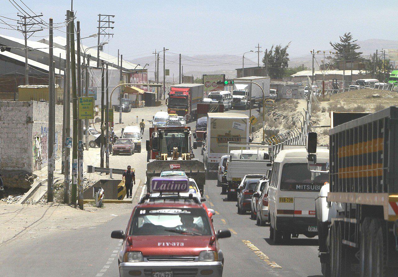 Alto tránsito contamina tramo entre vía de Evitamiento y puente Añashuayco