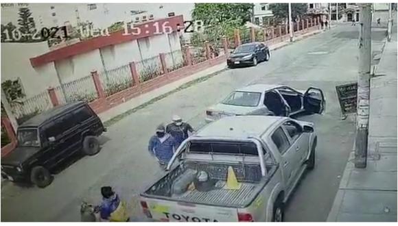 Delincuentes esperaron que la víctima descienda del vehículo, lo encañonaron y perpetraron el robo. (Foto: Captura)