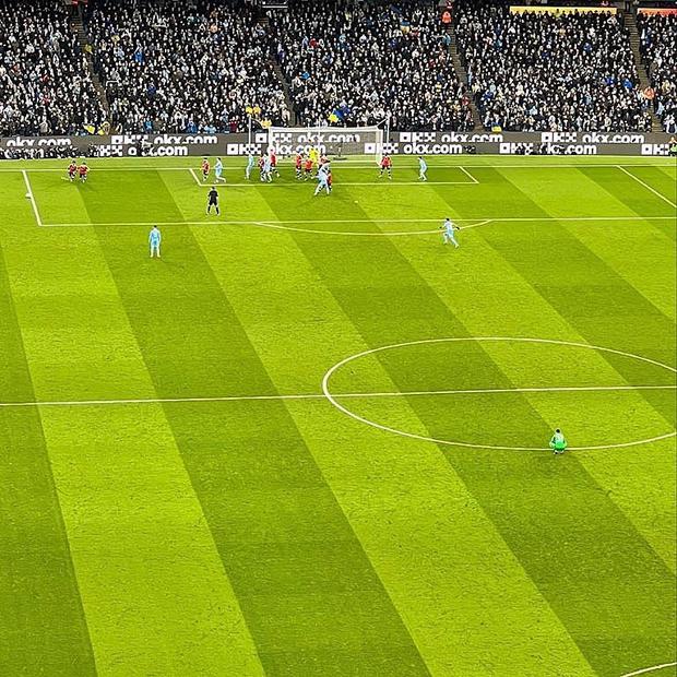 Ederson aparece en la mitad del campo durante el Manchester City vs. United. (Foto: The Mirror)