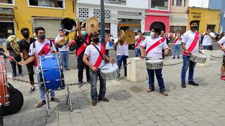 Músicos marchan por las calles de Trujillo pidiendo que aprueben el reinicio de sus actividades