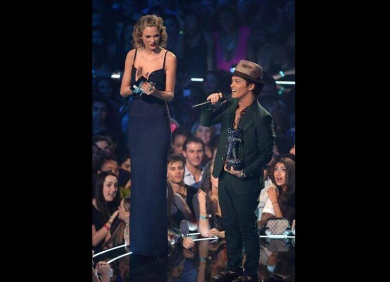 Foto entre Bruno Mars y Taylor Swift causa sensación en Internet 