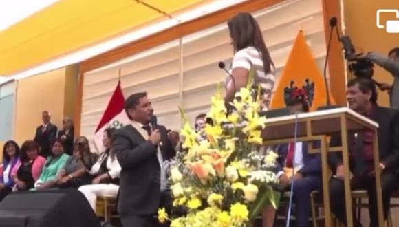 Alcalde electo de Comas pidió matrimonio. Foto: captura