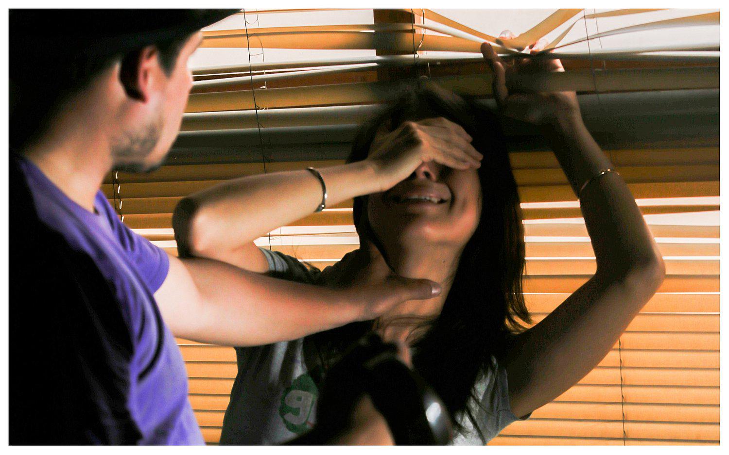 Detienen a sujeto que intentó estrangular a exnovia que se negó a regresar con él