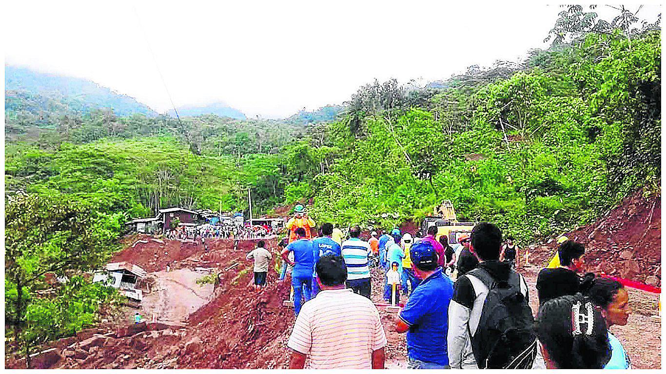Lluvias hunden 300 metros de  la vía  Huánuco - Pucallpa  y así cruzan viajeros (VIDEO)