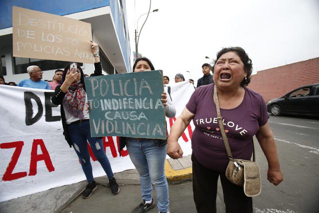 Vecinos de la zona denunciaron que personal de la comisaría San Cayetano tardaron casi una hora en atender la emergencia pese a que se ubican a casi una cuadra del lugar de los hechos. (Foto: Cesar Grados)