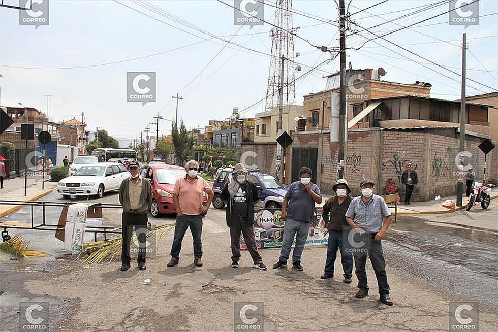 Heces y aniegos desatan masiva protesta en céntrica zona urbana de Arequipa (FOTOS)