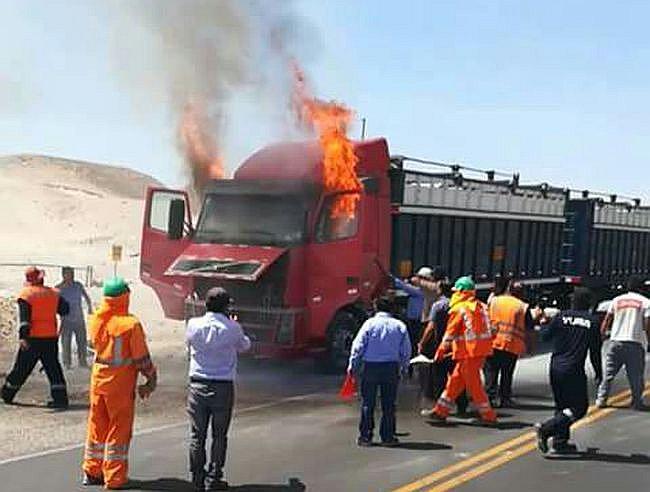 Arequipa: Conductor se salva de morir carbonizado (VIDEO)