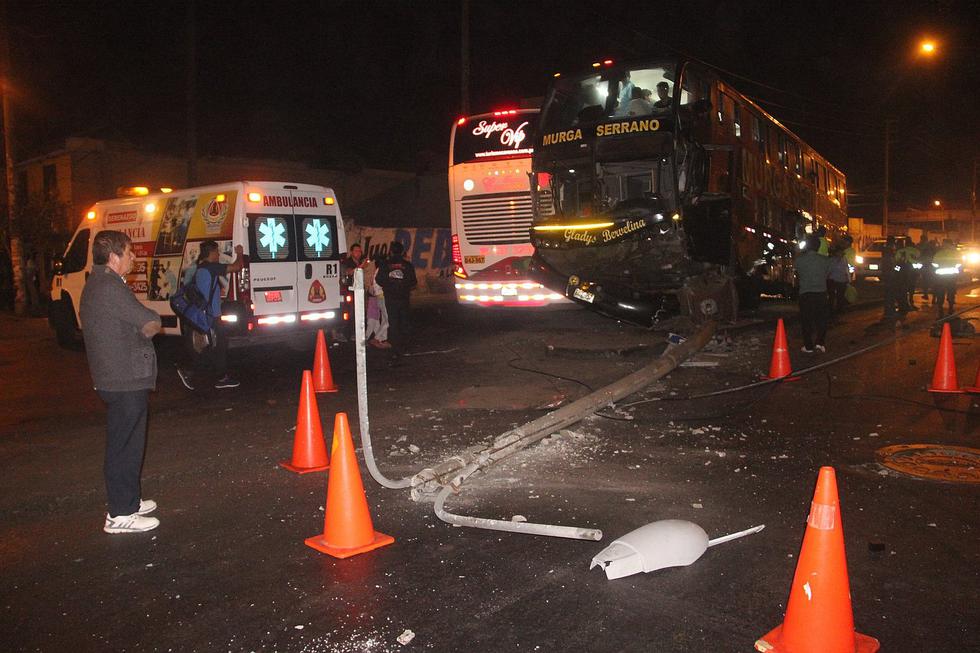 Chimbote: Ómnibus derriba un poste y deja cuatro heridos (Fotos)