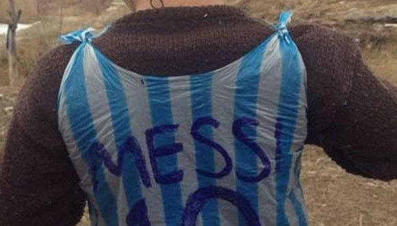 Niño afgano famoso con camiseta de Messi pide asilo en Pakistán por amenazas