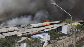Bomberos consideran “fuera de control” el incendio en mercado de Canto Grande, en San Juan de Lurigancho (VIDEO)