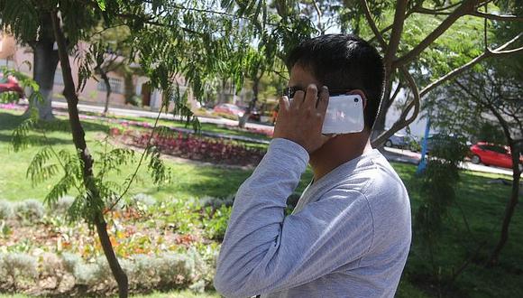 Peruanos gastan alrededor de mil soles al año en el celular