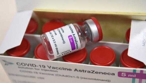 En esta foto de archivo tomada el 6 de febrero de 2021, se muestra una caja que contiene viales de la vacuna AstraZeneca contra el coronavirus. (Alain JOCARD / AFP).
